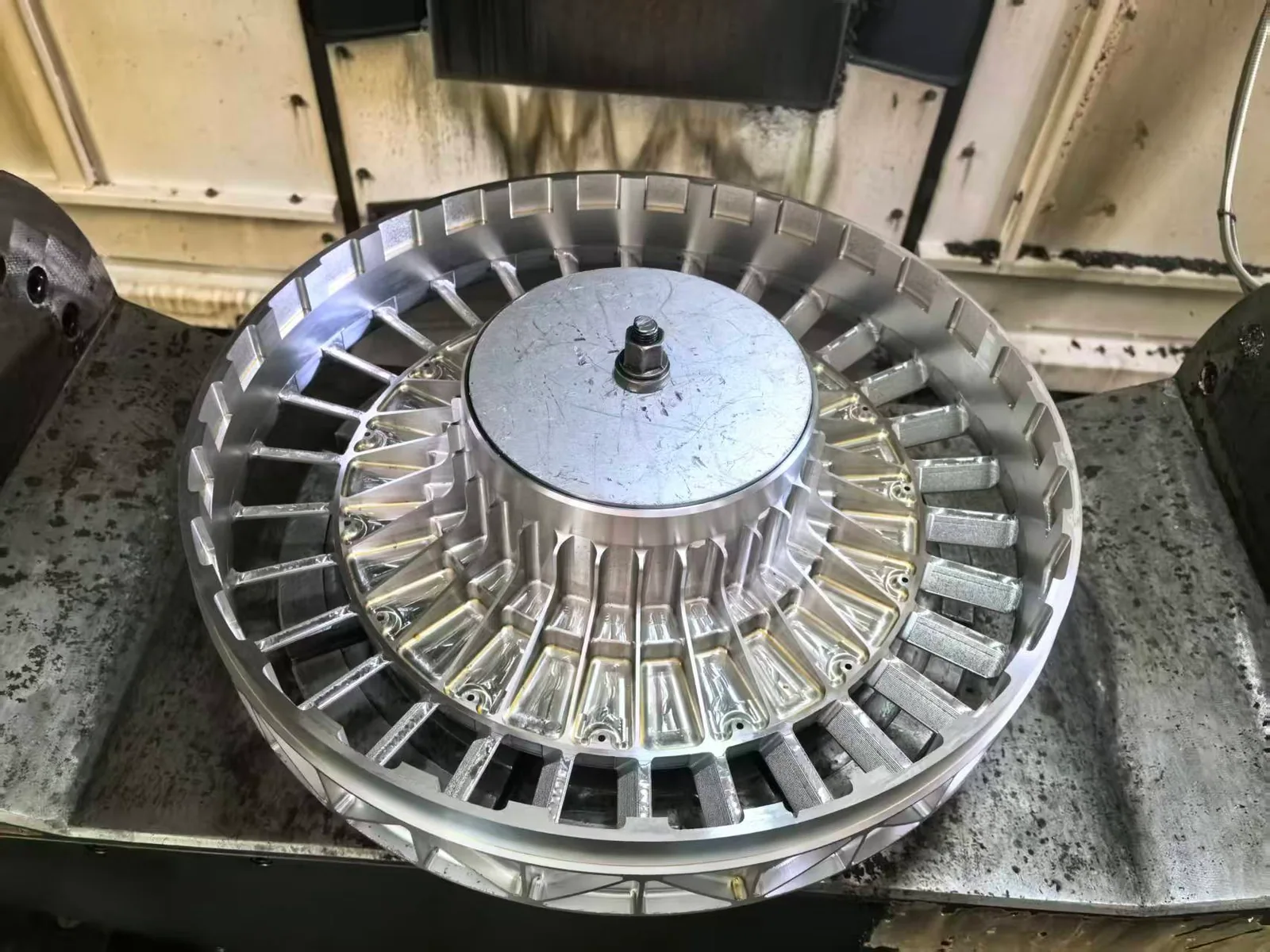 Closed-type UAV impeller with circumferential blade regions positioned in a machining setup